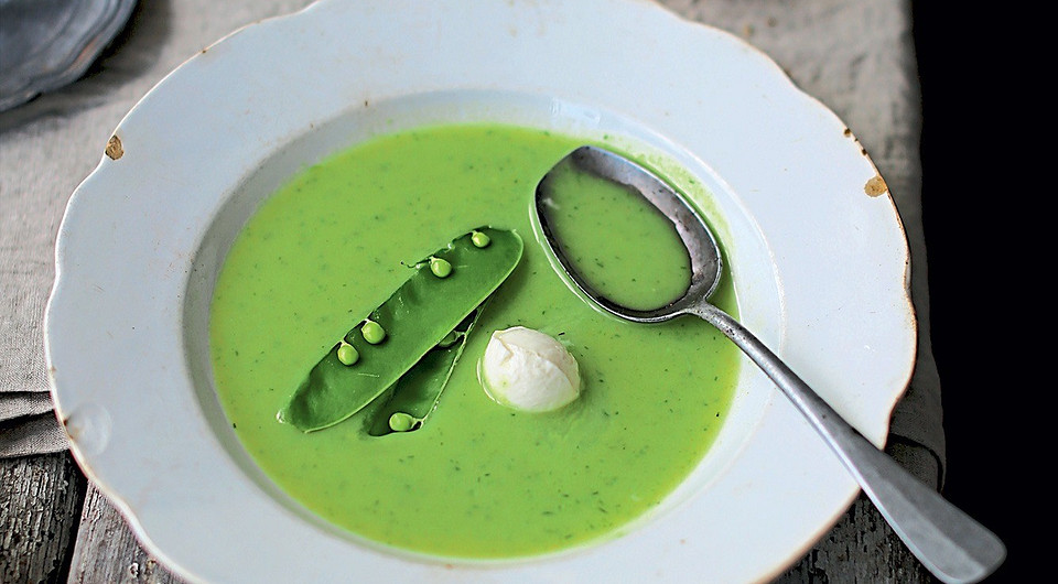 Лето в тарелке: рецепт крем-супа из молодого горошка с моцареллой