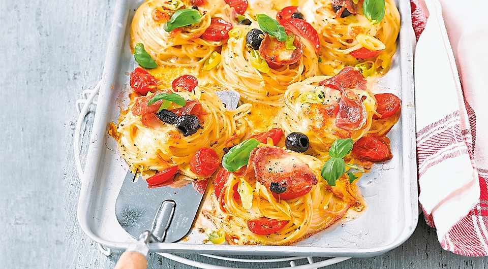 Запеченные спагетти с салями