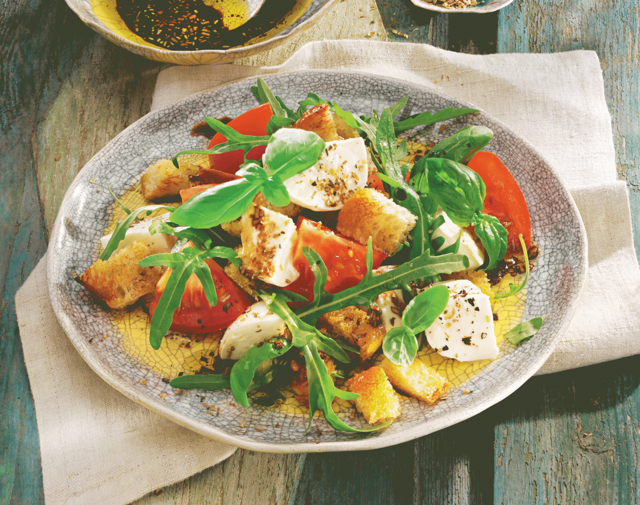 Салат с крутонами и рукколой