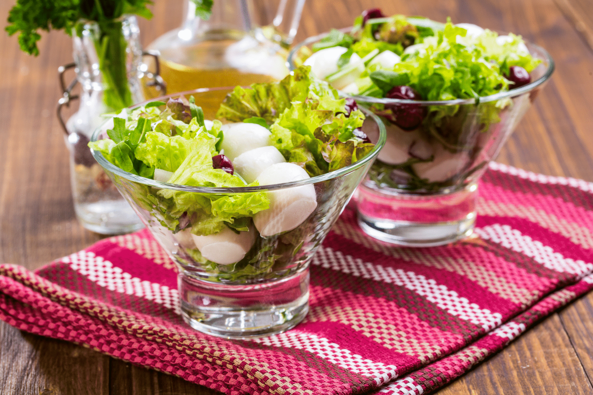 Салат с черешней и моцареллой