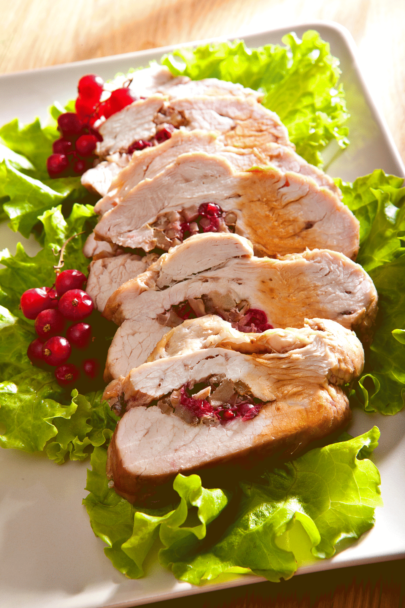 Филе индейки с яблоками, орехами и смородиной