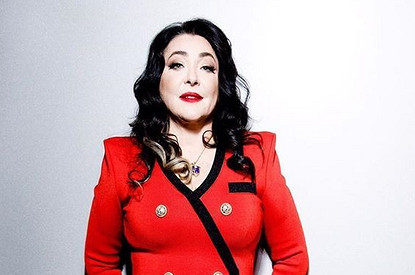 Лолита обматерила канал, который закрыл ее лицо смайликом в клипе Лободы