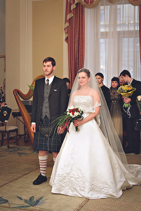 Чета Шулепиных сочеталась браком в традициях шотландских горцев: невеста в строгом белом платье со шлейфом, а жених — в клетчатом килте. 