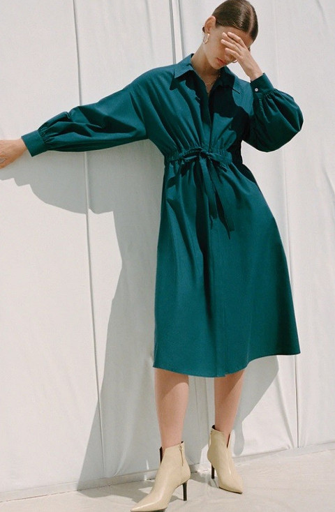 Платье-рубашка Zara из структурированного хлопка — отличный вариант для любителей минимализма в одежде. Кулиска на талии позволит создать нужный выразительный силуэт, а объемный рука...