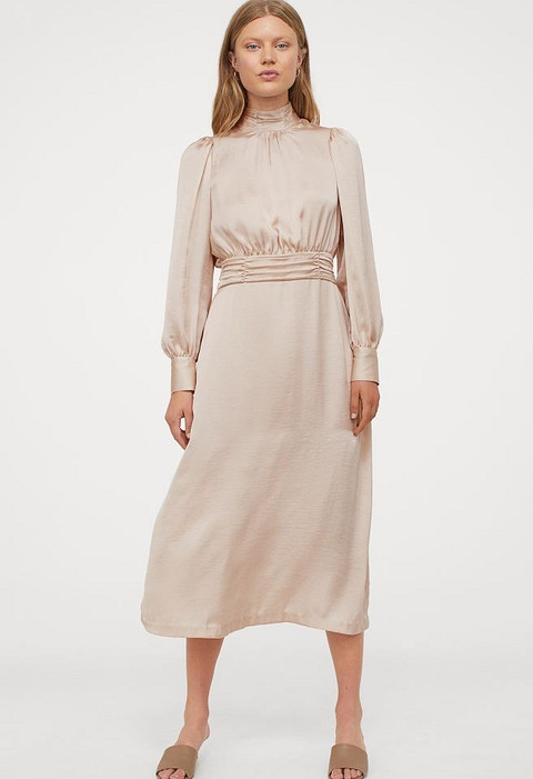 Легкое лоснящееся платье H&M сформирует выразительные черты фигуры за счет присборенного верха, пояса на талии и прямой юбки, длина которой также позволит визуально вытянуть силуэт. Плать...
