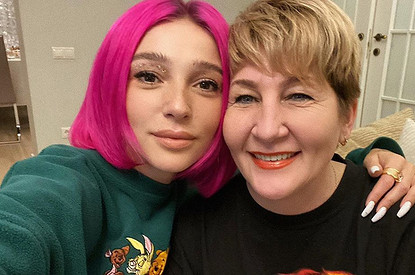 «В поисках новых хобби»: Настя Ивлеева рассказала, почему еще не купила маме квартиру в Москве