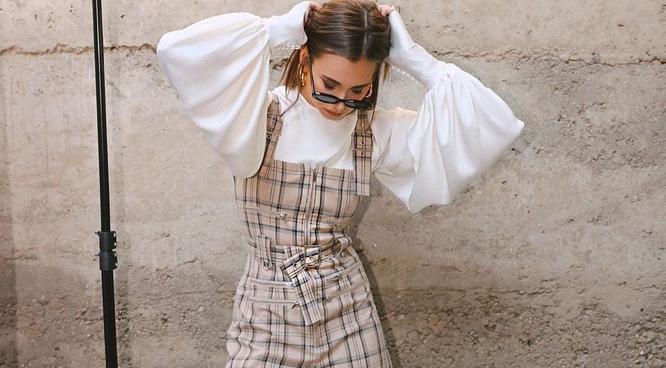 Рукава-фонарики — тренд 2020 года: модные образы с блузами, платьями и топами (38 примеров на фото)