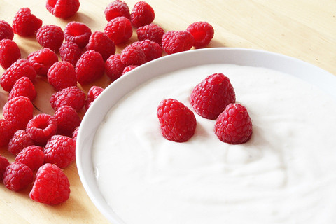 Простой йогурт без добавок обладает массой полезных свойств, которые положительно влияют на фигуру, а также засыпание. Это пища с большим количеством белка, низким содержанием сахара, а е...