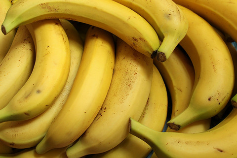 В бананах много калия и магния, которые помогают мышцам расслабиться, а также аминокислоты, которые помогут мозгу заснуть. Да, банан довольно калориен, но никто не просит есть много ...
