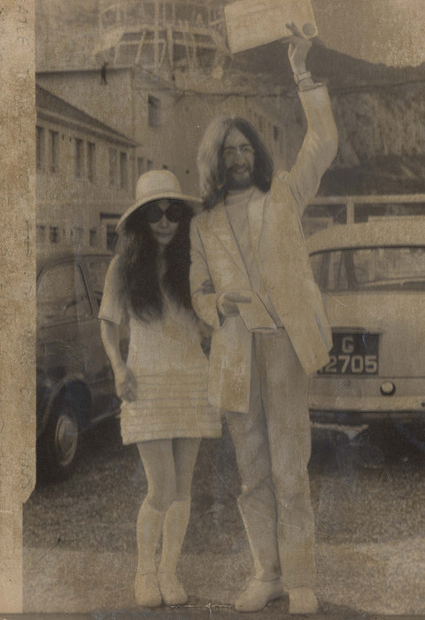 Художница Йоко Оно и участник группы The Beatles Джон Леннон поженились 20 марта 1969 года на Гибралтаре. Было бы глупо ожидать, что такая неординарная пара выберет для своей свадьбы...