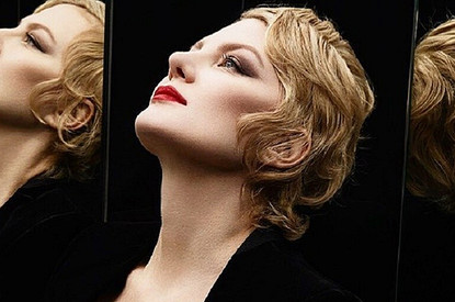 Рената Литвинова прошлась в шикарном вечернем платье в метро (видео)