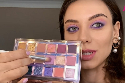 Летний макияж «смоки айс» в лилово-розовых оттенках: пошаговая инструкция от визажиста (видео)