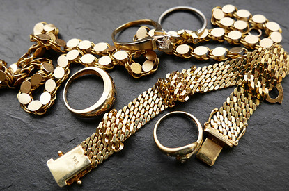 Вышли из моды и добавляют возраста: 5 украшений, о которых давно пора забыть