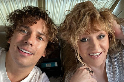 Алла Пугачева в мини-юбке проводила двойняшек в школу (видео)