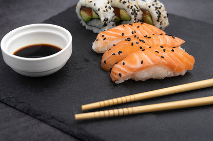 Как научиться есть палочками: простая инструкция и важные правила этикета