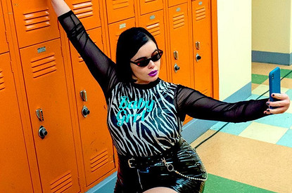 «Париж сильно ее изменил»: 14-летняя дочь с подругой устроили заговор против родителей