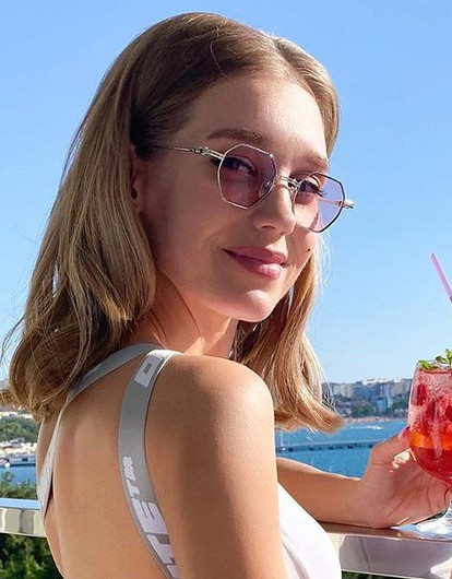 Кристина Асмус показала тройное сальто в парике и мини-шортах (видео)