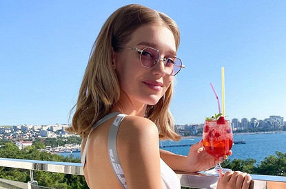 Кристина Асмус показала тройное сальто в парике и мини-шортах (видео)