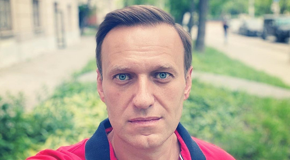 Алексей Навальный показал первое фото после выхода из комы