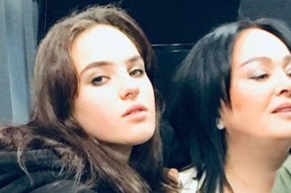 «Богатая и красивая»: 20-летняя дочь Ларисы Гузеевой заявила, что будет жить на мамины деньги (видео)