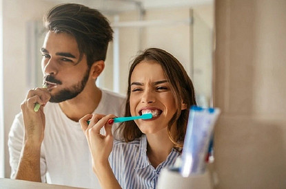 Щетка, нить и ирригатор: как правильно чистить зубы в домашних условиях (узнали у стоматолога)