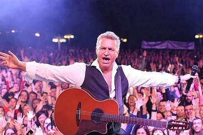 Леонида Агутина заметили с молодой незнакомкой в Сочи