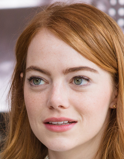 Эмма Стоун с округлившимся животом спровоцировала слухи о беременности и тайной свадьбе