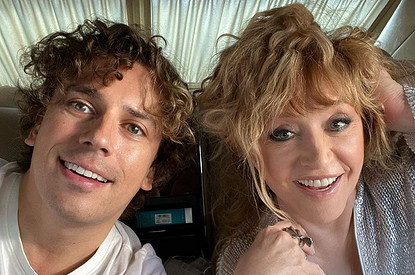 «Спиногрызы атакуют»: Алла Пугачева засняла, как дети «нападают» на Галкина (видео)