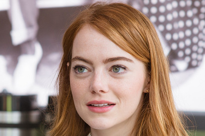 Эмма Стоун с округлившимся животом спровоцировала слухи о беременности и тайной свадьбе