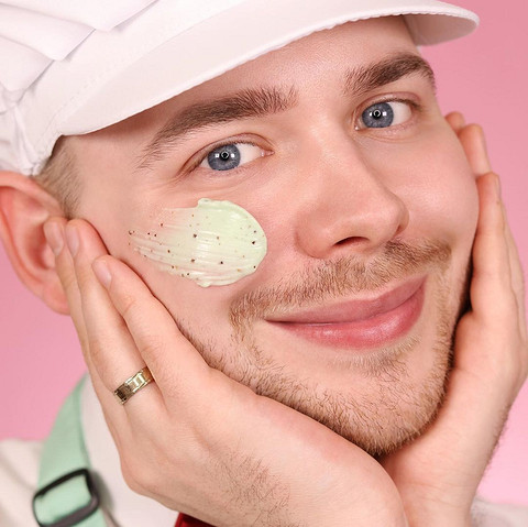 Очаровательный 28-летний британец Джейк Джейми — популяризатор хэштега #makeupisgenderless (макияж не имеет пола) и просто очень искренний парень, за которым приятно наблюдать. В отличие...