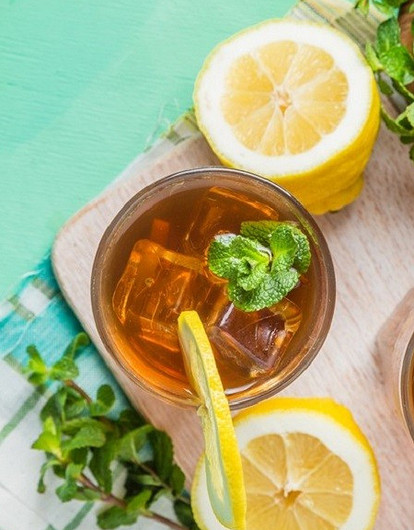 С персиком, мятой и другими вкусами: 5 рецептов холодного чая в домашних условиях