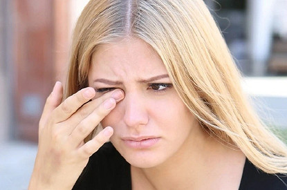 Спросили у доктора: почему слезятся глаза на улице