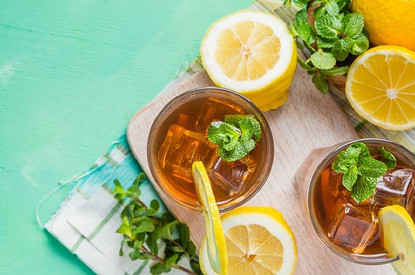 С персиком, мятой и другими вкусами: 5 рецептов холодного чая в домашних условиях