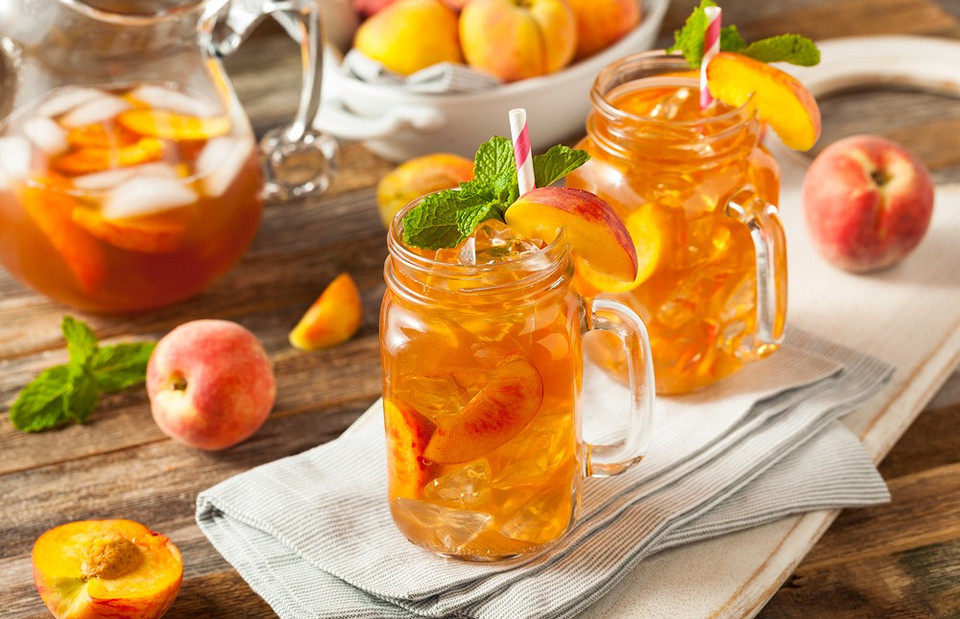 С персиком, мятой и другими вкусами: 5 рецептов холодного чая в домашних условиях
