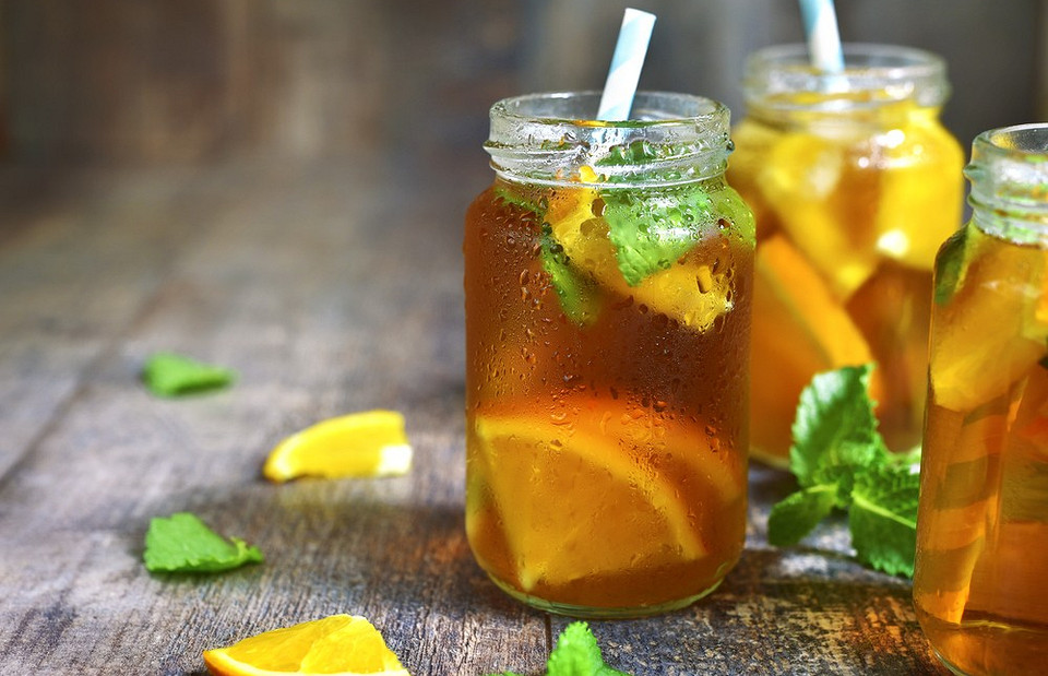 С персиком, мятой и другими вкусами: 5 рецептов холодного чая в домашних условиях