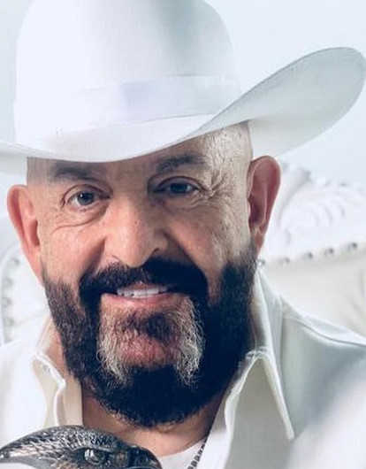 Михаил Шуфутинский тайно женился на танцовщице (она младше него на 30 лет)