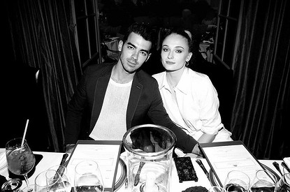 Звезда «Игры престолов» Софи Тернер впервые показала себя беременной в бикини