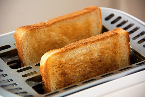 Засунуть кусок хлеба в тостер, а потом намазать на него немного сливочного масла — что может быть проще. Но ты, скорее всего, проголодаешься уже через 45 минут. Хлеб не содержит...