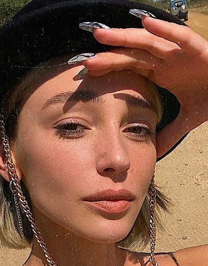 Настя Ивлеева показала плоский живот в пикантной фотосессии (видео)