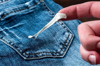 14 работающих способов убрать жвачку с одежды