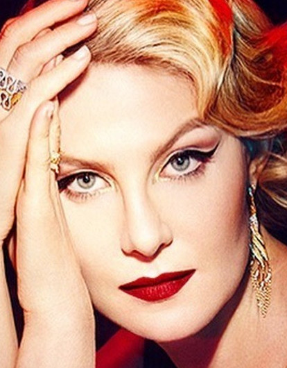 Рената Литвинова показала стройную фигуру в купальнике