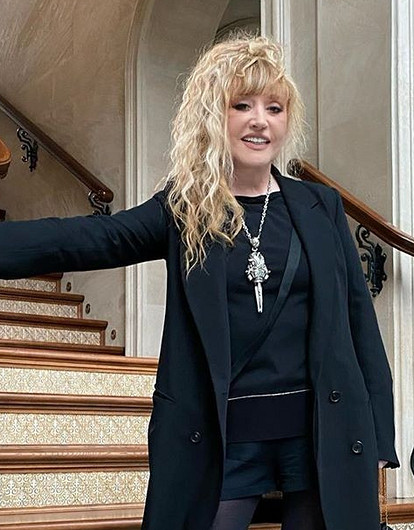 Алла Пугачева устроила уличный концерт на фортепиано (видео)