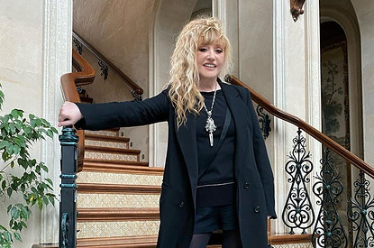 Алла Пугачева устроила уличный концерт на фортепиано (видео)