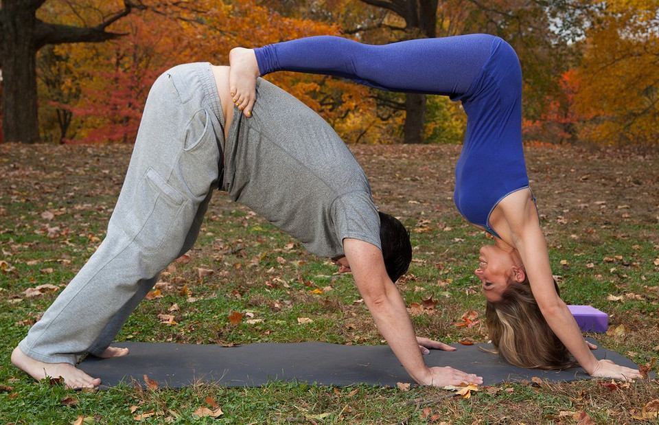 Позы йоги для двоих: 10 полезных асан для тебя и любимого