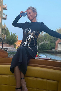 Юлия Высоцкая покорила Венецианский кинофестиваль платьем с обнаженной спиной