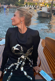 Юлия Высоцкая покорила Венецианский кинофестиваль платьем с обнаженной спиной