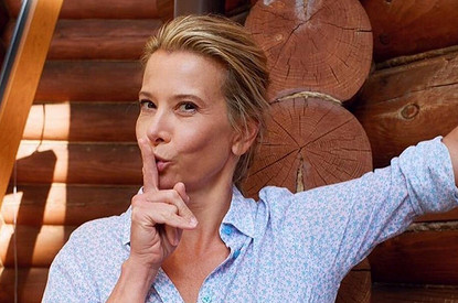 Юлия Высоцкая покорила Венецианский кинофестиваль платьем с обнаженной спиной