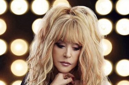 Алла Пугачева вспомнила, как фанат вместо цветов сунул ей нож