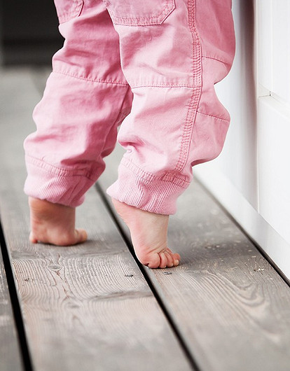 Почему ребенок ходит на носочках: в чем причина, что с этим делать и как отучить (видео)