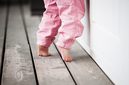 Почему ребенок ходит на носочках: в чем причина, что с этим делать и как отучить (видео)